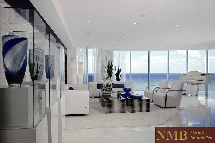 Real Estate in Florida Residence living room