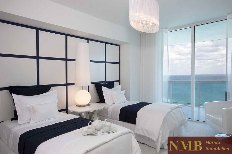 Real Estate in Florida Residence guest bed room