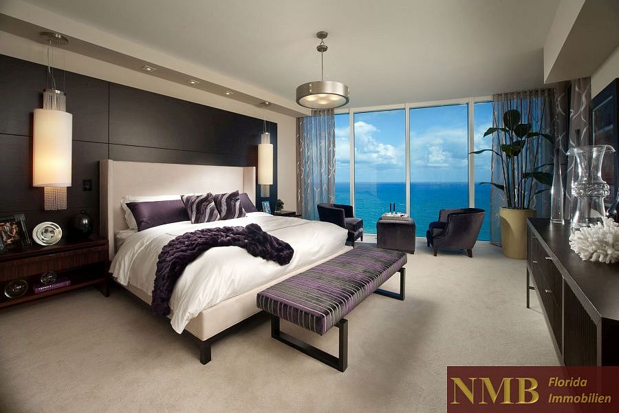 Real Estate in Florida Residence master bed room